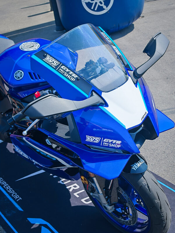Porta números frontal Yamaha R9 – estilo racing - Imagen 2