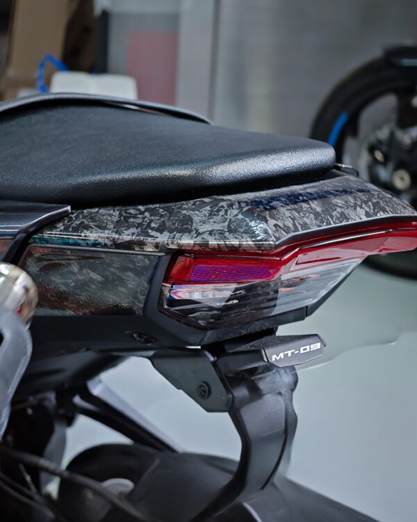 Adhesivo carbono forjado colín Yamaha MT09 2024 –  Exclusivo para plástico rugoso